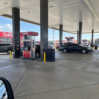 QuikTrip - a gas station with a lot of cars - Gas Stations Near Me - Edwardsville, Illinois QuikTrip - a gas station with a lot of cars - Gas Stations Near Me - Edwardsville, Illinois