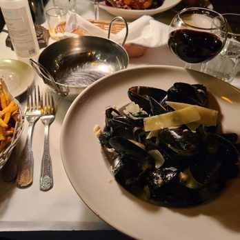 Le Canard-Enchaine - Mussels with fries on the side (included with entree) - French Near Me - Kingston, New York