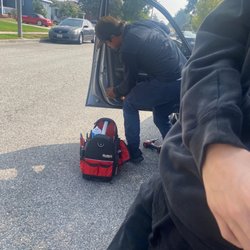 Lynwood Fast Car Glass - Guy taking it off because he wasn't able to fix what his prior coworker did.