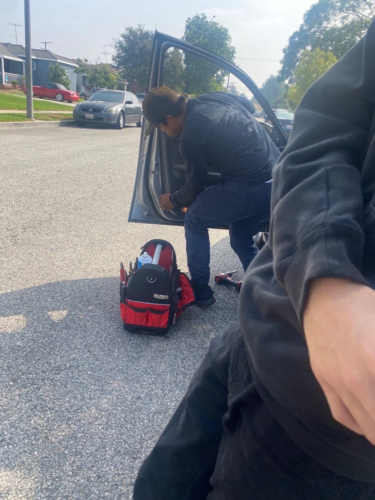 LYNWOOD FAST CAR GLASS Lynwood, California Windshield Installation