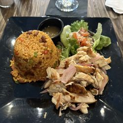 Picadillo Bistro & Cafe - Picadillo de pollo con manpostiado