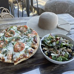 Viña de Frannes - Pizza and salad. Pizza was good, house salad was excellent.