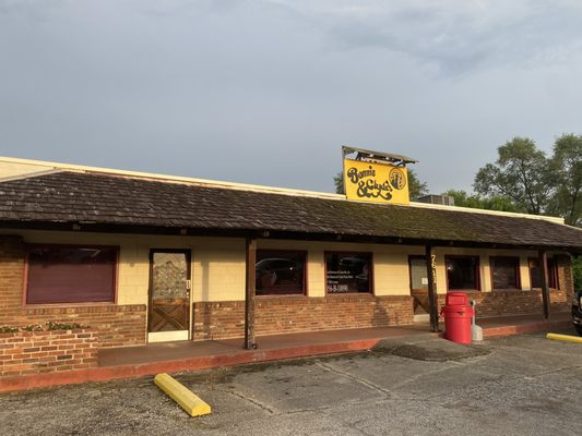 Bonnie & Clyde's Pizza Parlor by null