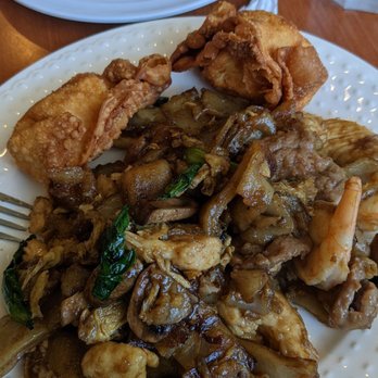 Jin 28 - Pad see ew combo - Chinese Near Me - Carol Stream, Illinois