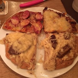 Gaststätte Umstädter Brauhaus - 4 verschiedene Pizza Stücke..... 2 davon mit Sauerkraut.... Wie abartig....