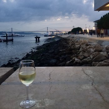 Ribeira das Naus - Wine and view - Beach Bars Near Me - Lisbon, 11 Ribeira das Naus - Wine and view - Beach Bars Near Me - Lisbon, 11