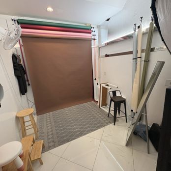 Pose Palace Self-portrait Studio - Inside the knee up color room - Session Photography Near Me - Garden Grove, California Pose Palace Self-portrait Studio - Inside the knee up color room - Session Photography Near Me - Garden Grove, California
