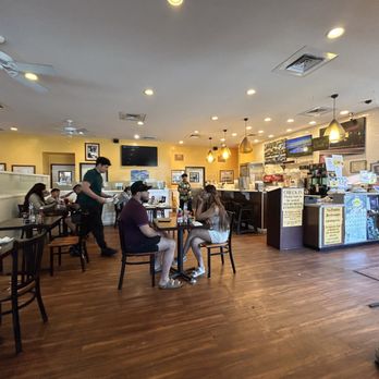 Eggs 'n Things - Inside - Breakfast & Brunch Near Me - Honolulu, Hawaii