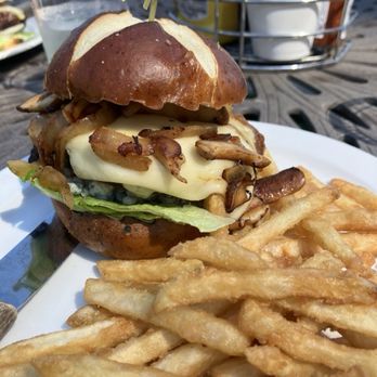 Mallards Cafe & Pub - Burgers Near Me - Welches, Oregon
