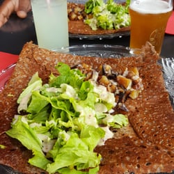 La Passe Sud - Devant :Fromage raclette - jambon -pommes de terre et salade Derriere: andouillette -lard -pommes de terre -salade