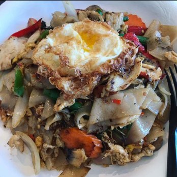 D E Thai Kitchen - Downtown - Drunken noodles with extra egg on top - Thai Near Me - Las Vegas, Nevada