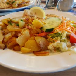 Kolles Fisch Bistro - Schollenfilet mit Salatbeilage und Bratkartoffeln, 12,90 €
