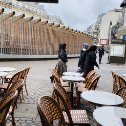 Outdoor seating/smoking near metro Outdoor seating/smoking near metro