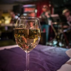 Pub & Restaurang Shalimar - Ett glas vitt till kvällens livemusik