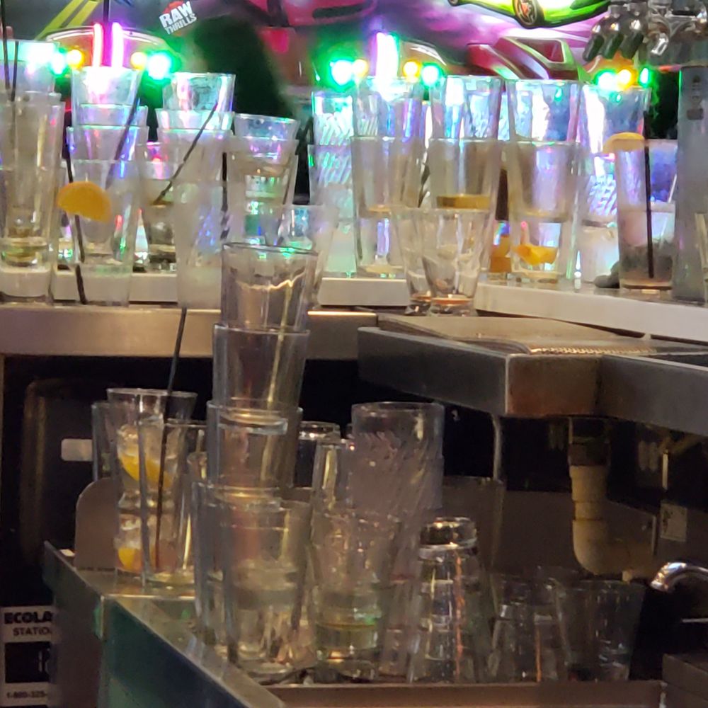 Dave & Buster's Springdale - Cincinnati - Dishes at 4:30pm on a Thursday - Arcades Near Me - Springdale, Ohio