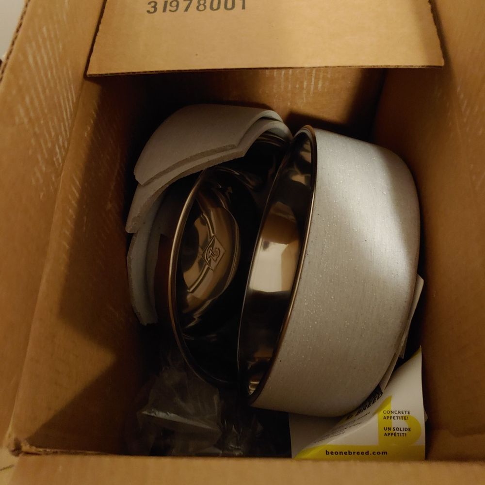 The dog bowls I ordered and the packaging. The dog bowls I ordered and the packaging.