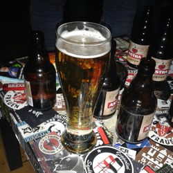 Jolly Roger - Alster trinken ist offenbar nicht vorgesehen. Aber improvisieren ist kein Ding. 0,5l 3€, läuft!