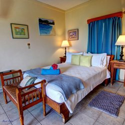 Estate Lindholm - Second level Rendezvous queen suite with sweeping water views