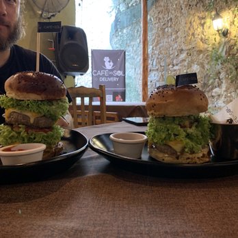 Café del Sol - Hamburguesa doble a la derecha (son enormes cada torta de carne es 250gr) y a la izquierda guacamole - Cafeteria Near Me - Mérida, YUC Café del Sol - Hamburguesa doble a la derecha (son enormes cada torta de carne es 250gr) y a la izquierda guacamole - Cafeteria Near Me - Mérida, YUC