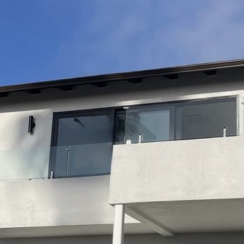 Solana Beach Glass - Glass wind wall top mounted on masonry wall - Glass & Mirrors Near Me Solana Beach Glass - Glass wind wall top mounted on masonry wall - Glass & Mirrors Near Me