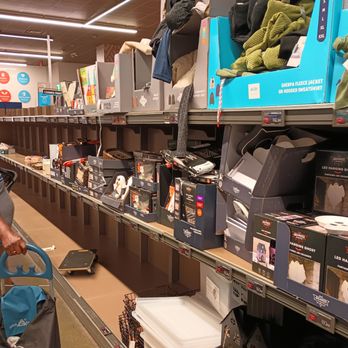 ALDI - Empty shelves - Grocery Near Me - Park, New York ALDI - Empty shelves - Grocery Near Me - Park, New York
