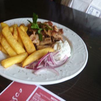 Brusco - Mein Mann bestellte Gyros Teller mit Pommes, Tzaziki und Salat vom Mittagstisch. - Greek Near Me - Haan, NW