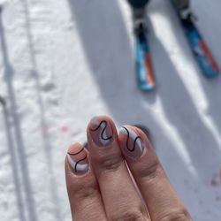 Kosmo Nail Bar - Gel with design.