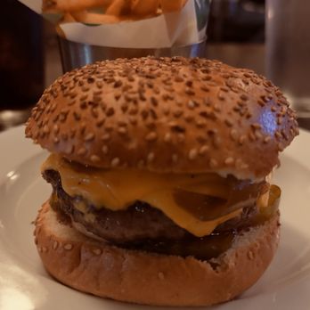 Park Avenue Tavern - Amazing burger- perfectly prepared - American Near Me - New York, New York