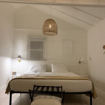 Breakers Montauk - Bed, living amd kitchen area, pool and super close walk way to beach - Hotels Near Me - Montauk, New York