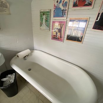 Cupcrazed Cafe & Restaurant - Convenient tub to wash off the sweat. - Cafes Near Me - Blowing Rock, North Carolina