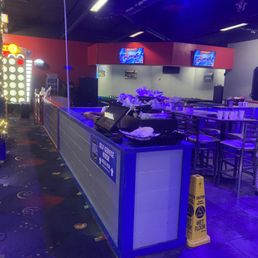 Employees available but nothing is clean Employees available but nothing is clean