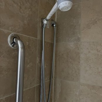 Hampton Inn Chesapeake-Greenbrier - Shower - Hotels Near Me - Chesapeake, Virginia