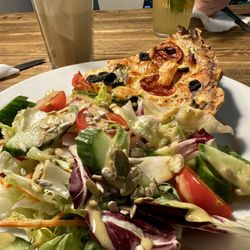 Fitagain Café - Quiche with salad