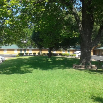 Angelina Motel - Whether having a picnic, a barbeque, or simply relaxing in a chair while your children play, enjoy Angelina Motel's backyard. - Hotels Near Me - Lufkin, Texas