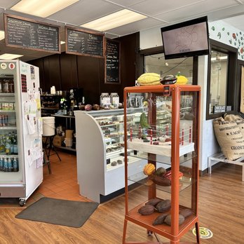 El Buen Cacao - a coffee shop with a display case - Chocolatiers & Shops Near Me - Idyllwild, California El Buen Cacao - a coffee shop with a display case - Chocolatiers & Shops Near Me - Idyllwild, California