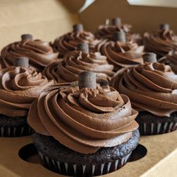 Mami's Bakes - Chocolate Cupcakes, Chocolate Buttercream Frosting
