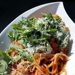La Taverna al Porto - Spagetti asparagi - mit günem Spargel, Tomaten, Oliven und Ruccola