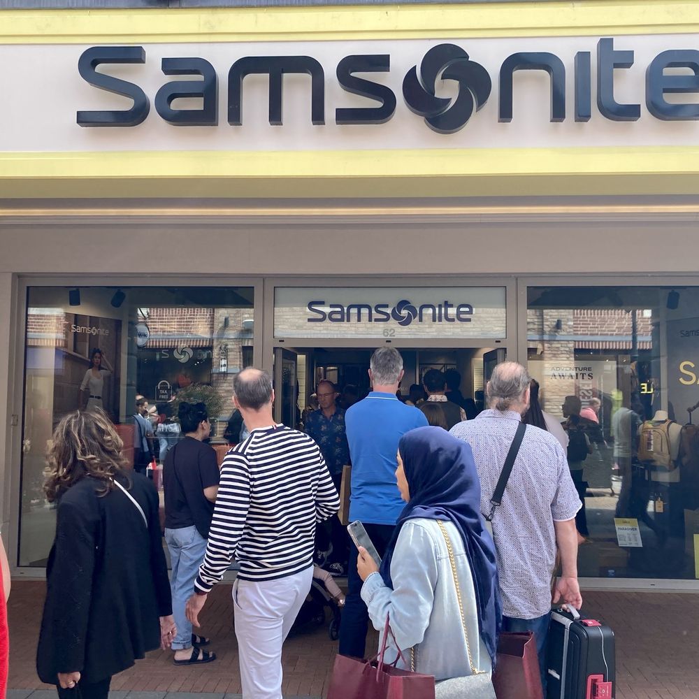 Designer Outlet Roermond - Busy in the outlet-streets - Outlet Stores Near Me - Roermond, LI