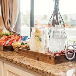 Red Ledges Inn - Summer Check in snack bar