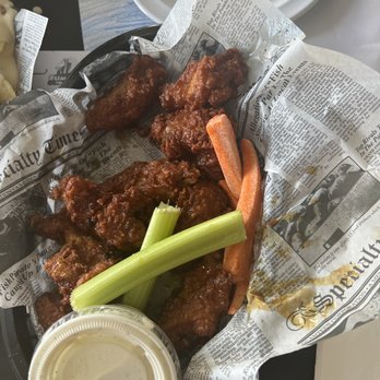 Bumpers Landing - Chicken wings - Pizza Near Me - Harrison Township, Michigan