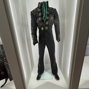 Graceland - Outfit. - Museums Near Me - Memphis, Tennessee