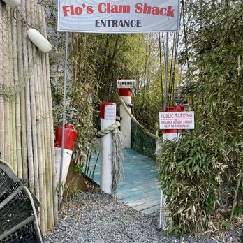 Flo's Clam Shack - Entrance from the parking lot - Seafood Near Me - Middletown, Rhode Island