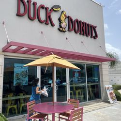 Duck Donuts - Rótulo exterior y entrada