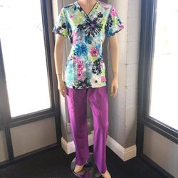 Market Street Uniforms - New flower print shirts to bring in the upcoming spring season! Fun way to brighten up your scrub collection.