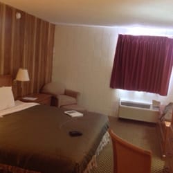 Showboat Motel - This a single room with a queen bed.