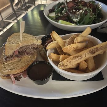 LongCross Bar & Kitchen - short rib sandwhich - Pizza Near Me - Medford, Massachusetts LongCross Bar & Kitchen - short rib sandwhich - Pizza Near Me - Medford, Massachusetts