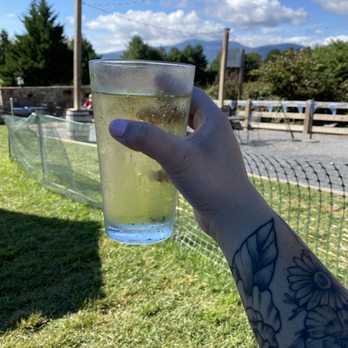 Blue Mountain Brewery - Mountain Apple - Brewpubs Near Me - Afton, Virginia
