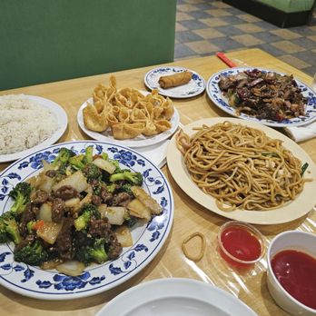 Lucky China - Beef and broccoli, crab Rangoons - Chinese Near Me - Henderson, Nevada