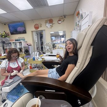 77 Nails & Lash - First time coming here with younger sister, both got pedicures- she got a gel manicure as well and I got a full set (Walk in btw!) - Nail Salons Near Me - Fairfield, California