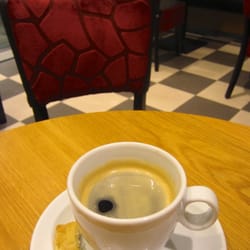 Hillmann - Kaffee mit Überraschung: niedlicher schmackhafter Keks dazu! Drin, cool Dekor. Draus, People-Watching auf der -1 Etage. :)